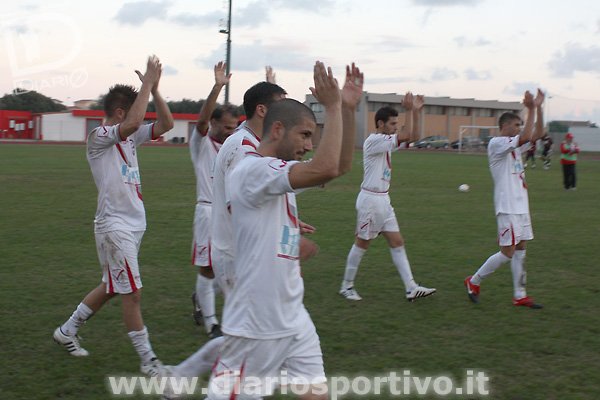 Omar Floris e compagni salutano i tifosi